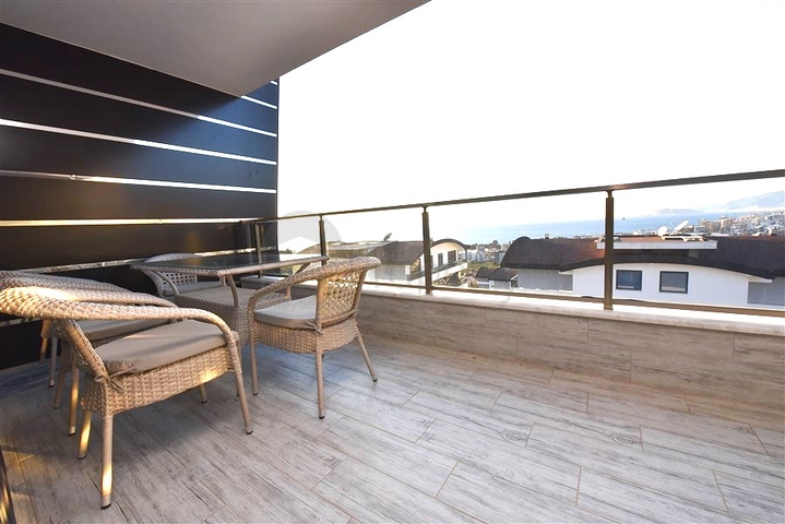 2+1 Penthouse mit herrlichem Blick im Stadtteil Kargicak