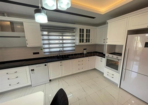 Schicke 3+1-Wohnung mit separater Küche im Zentrum von Alanya