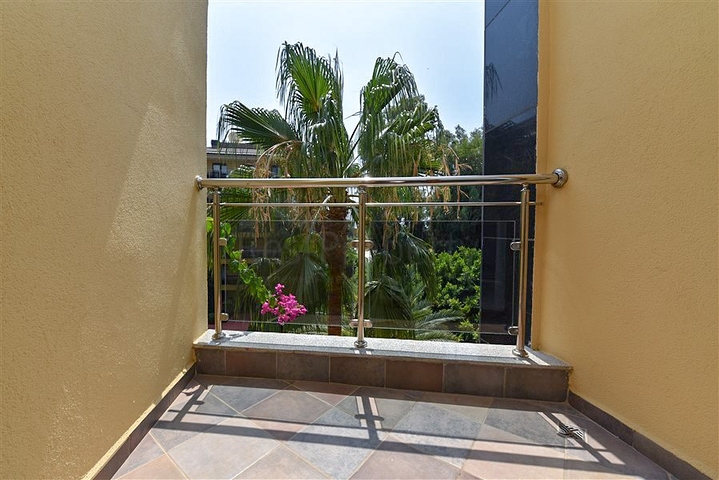 Möblierte 2+1-Wohnung in einem Komplex an der ersten Küste im Zentrum von Alanya