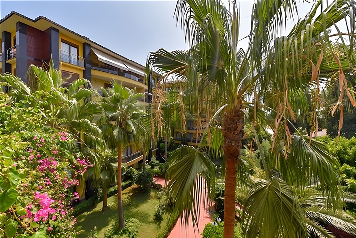 Möblierte 2+1-Wohnung in einem Komplex an der ersten Küste im Zentrum von Alanya