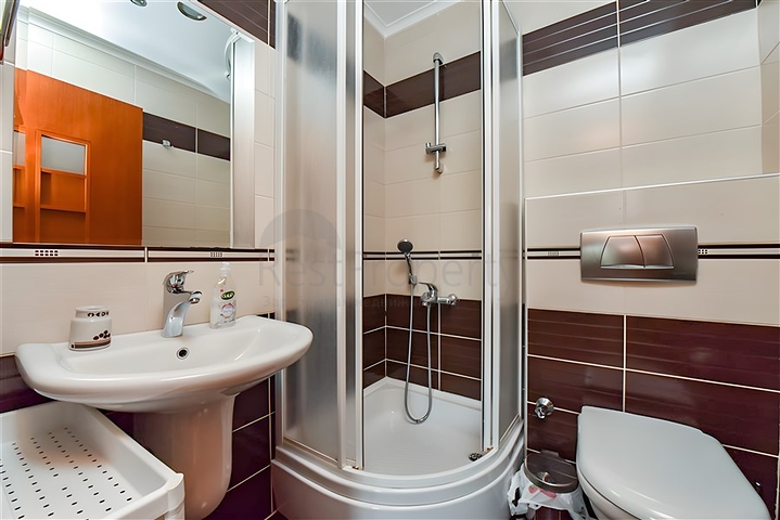 Möblierte 2+1-Wohnung in einem Komplex an der ersten Küste im Zentrum von Alanya