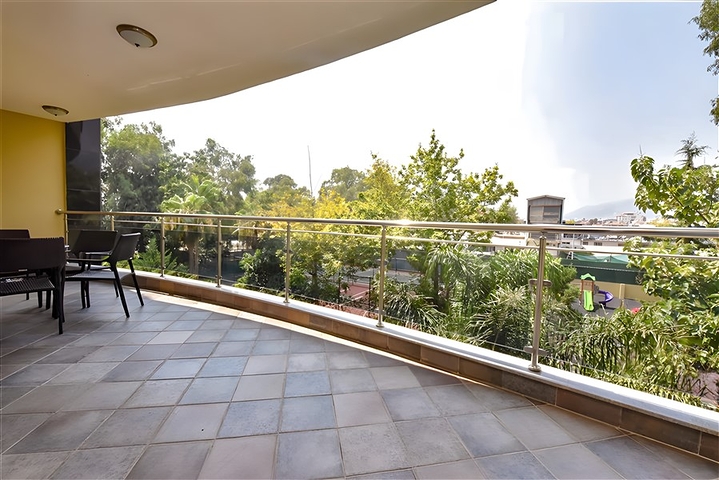 Möblierte 2+1-Wohnung in einem Komplex an der ersten Küste im Zentrum von Alanya