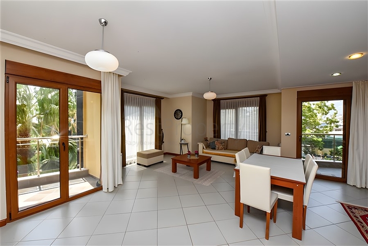 Möblierte 2+1-Wohnung in einem Komplex an der ersten Küste im Zentrum von Alanya