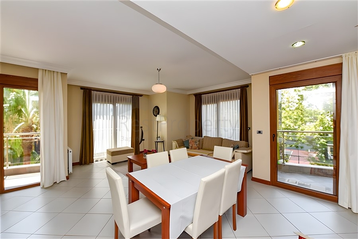 Möblierte 2+1-Wohnung in einem Komplex an der ersten Küste im Zentrum von Alanya