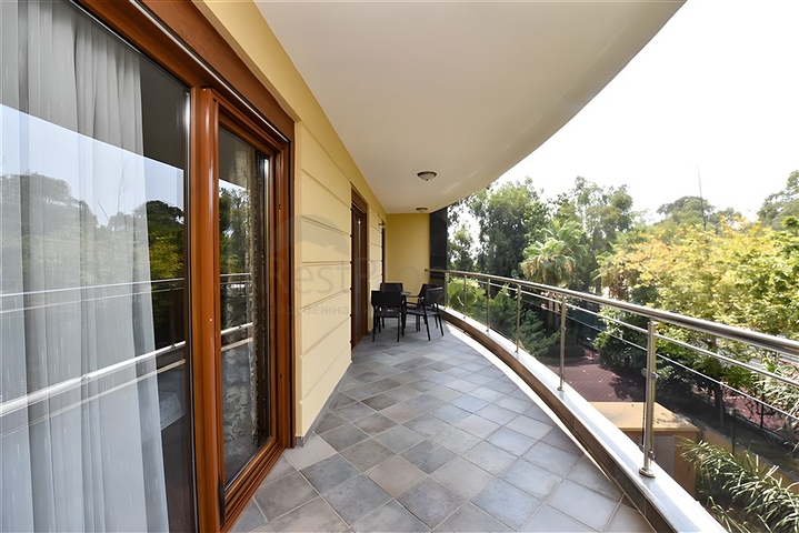 Möblierte 2+1-Wohnung in einem Komplex an der ersten Küste im Zentrum von Alanya