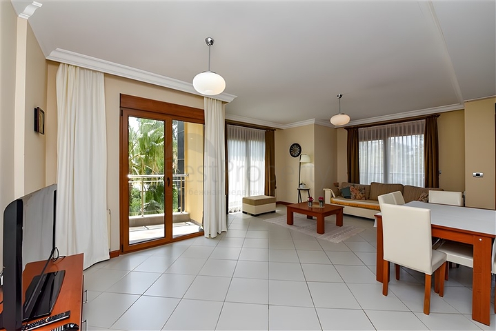 Möblierte 2+1-Wohnung in einem Komplex an der ersten Küste im Zentrum von Alanya