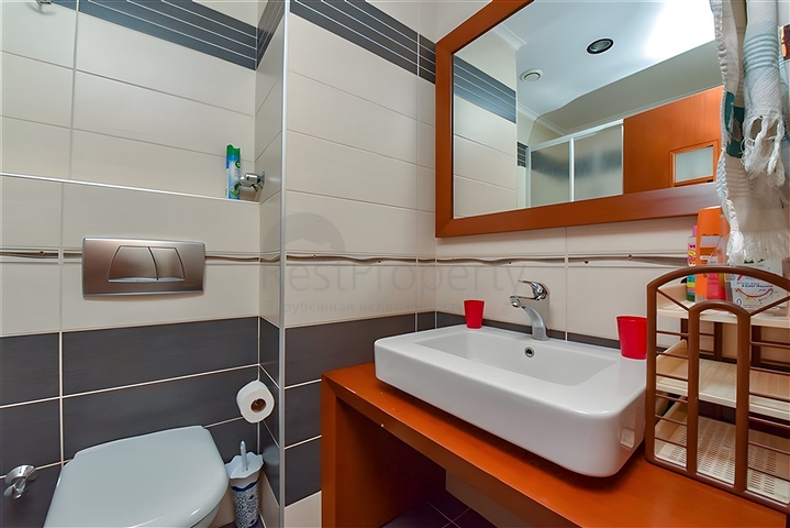 Möblierte 2+1-Wohnung in einem Komplex an der ersten Küste im Zentrum von Alanya