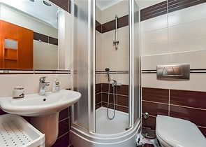 Möblierte 2+1-Wohnung in einem Komplex an der ersten Küste im Zentrum von Alanya