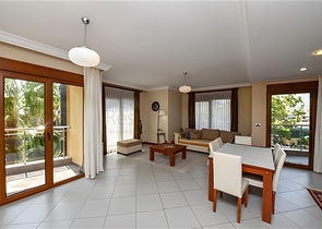 Möblierte 2+1-Wohnung in einem Komplex an der ersten Küste im Zentrum von Alanya