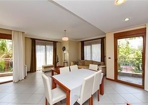 Möblierte 2+1-Wohnung in einem Komplex an der ersten Küste im Zentrum von Alanya