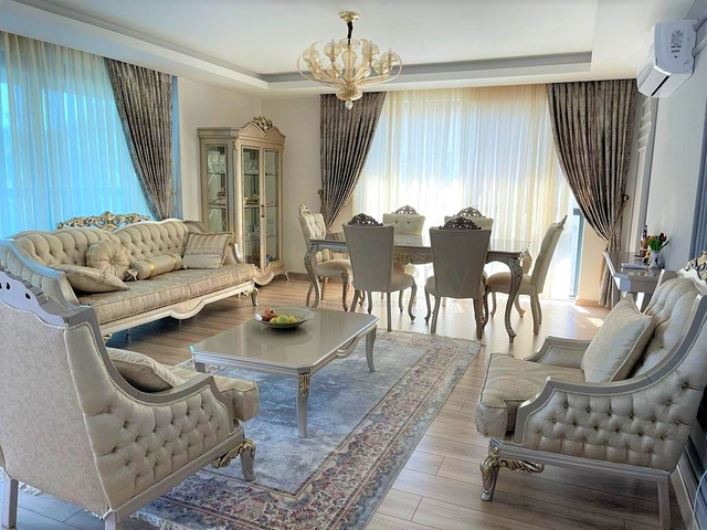 Geräumiges Penthouse im Stadtteil Mahmutlar, 400 Meter vom Meer entfernt