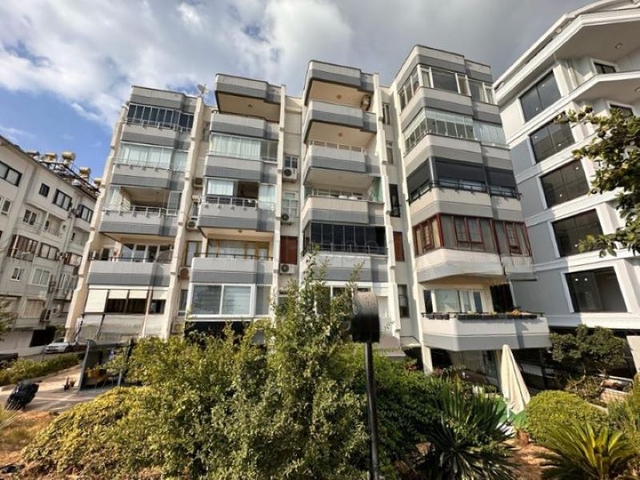 Geräumige 3+1 Wohnung im Zentrum von Alanya