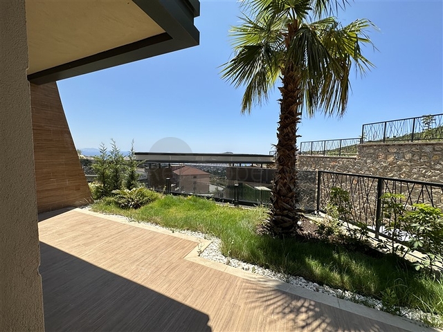 Fünf-Zimmer-Maisonette unter Staatsbürgerschaft mit direktem Blick auf das Meer und die Berge Fünf-Zimmer-Maisonette unter Staatsbürgerschaft mit direktem Blick auf das Meer und die Berge