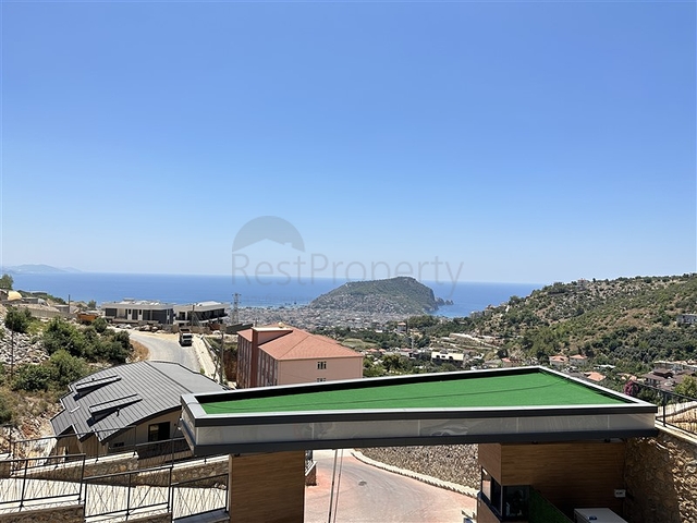 Fünf-Zimmer-Maisonette unter Staatsbürgerschaft mit direktem Blick auf das Meer und die Berge Fünf-Zimmer-Maisonette unter Staatsbürgerschaft mit direktem Blick auf das Meer und die Berge