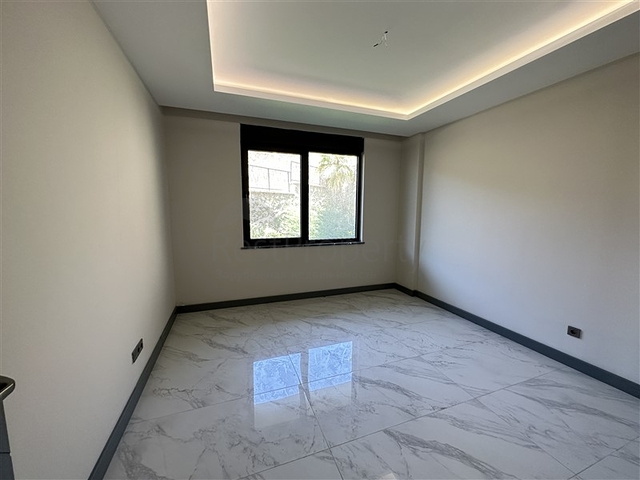 Fünf-Zimmer-Maisonette unter Staatsbürgerschaft mit direktem Blick auf das Meer und die Berge Fünf-Zimmer-Maisonette unter Staatsbürgerschaft mit direktem Blick auf das Meer und die Berge