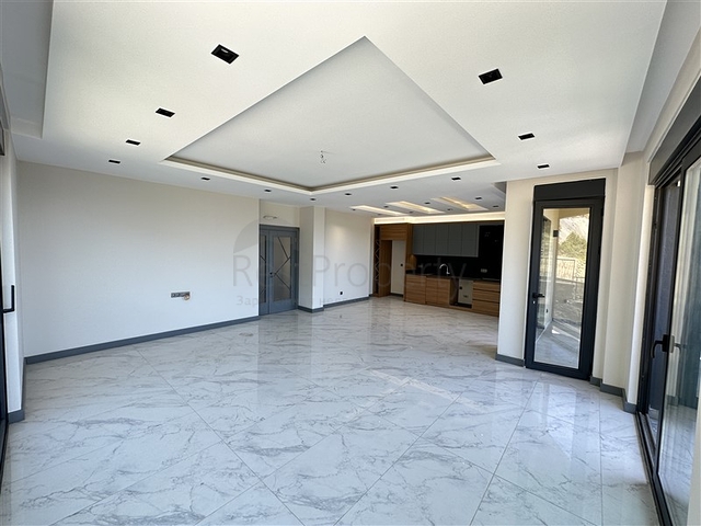 Fünf-Zimmer-Maisonette unter Staatsbürgerschaft mit direktem Blick auf das Meer und die Berge Fünf-Zimmer-Maisonette unter Staatsbürgerschaft mit direktem Blick auf das Meer und die Berge
