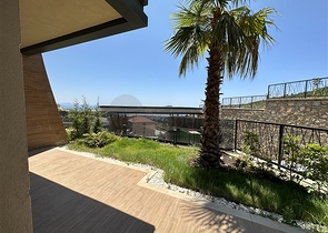 Fünf-Zimmer-Maisonette unter Staatsbürgerschaft mit direktem Blick auf das Meer und die Berge Fünf-Zimmer-Maisonette unter Staatsbürgerschaft mit direktem Blick auf das Meer und die Berge