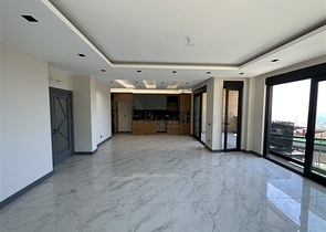 Fünf-Zimmer-Maisonette unter Staatsbürgerschaft mit direktem Blick auf das Meer und die Berge Fünf-Zimmer-Maisonette unter Staatsbürgerschaft mit direktem Blick auf das Meer und die Berge