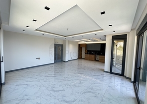 Fünf-Zimmer-Maisonette unter Staatsbürgerschaft mit direktem Blick auf das Meer und die Berge Fünf-Zimmer-Maisonette unter Staatsbürgerschaft mit direktem Blick auf das Meer und die Berge