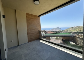Fünf-Zimmer-Maisonette unter Staatsbürgerschaft mit direktem Blick auf das Meer und die Berge Fünf-Zimmer-Maisonette unter Staatsbürgerschaft mit direktem Blick auf das Meer und die Berge