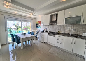 Wohnung mit 2+1 Grundriss im Stadtteil Kestel, nur 50 m vom Meer entfernt