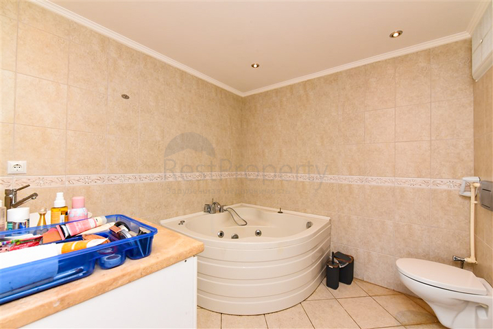 Große 2+1-Wohnung mit einem faszinierenden Blick auf die Stadt 