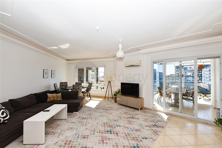 Große 2+1-Wohnung mit einem faszinierenden Blick auf die Stadt 