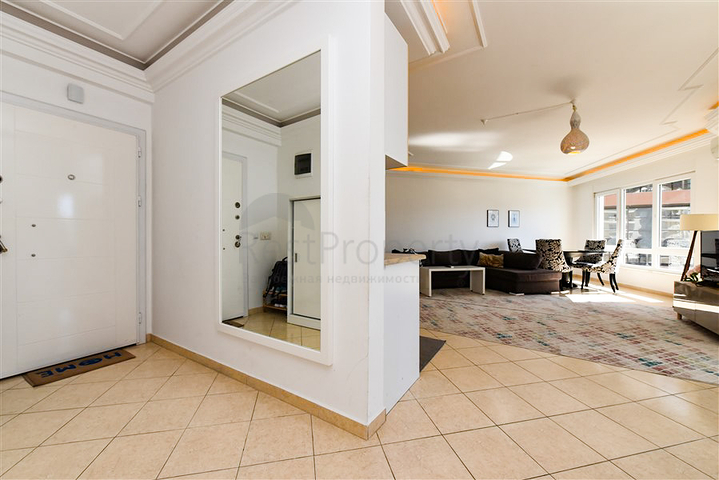 Große 2+1-Wohnung mit einem faszinierenden Blick auf die Stadt 