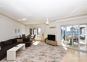 Große 2+1-Wohnung mit einem faszinierenden Blick auf die Stadt 