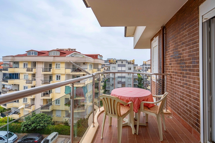Helles Penthouse mit sechs Schlafzimmern mit Blick auf die Stadt im Stadtteil Oba
