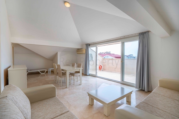 Helles Penthouse mit sechs Schlafzimmern mit Blick auf die Stadt im Stadtteil Oba