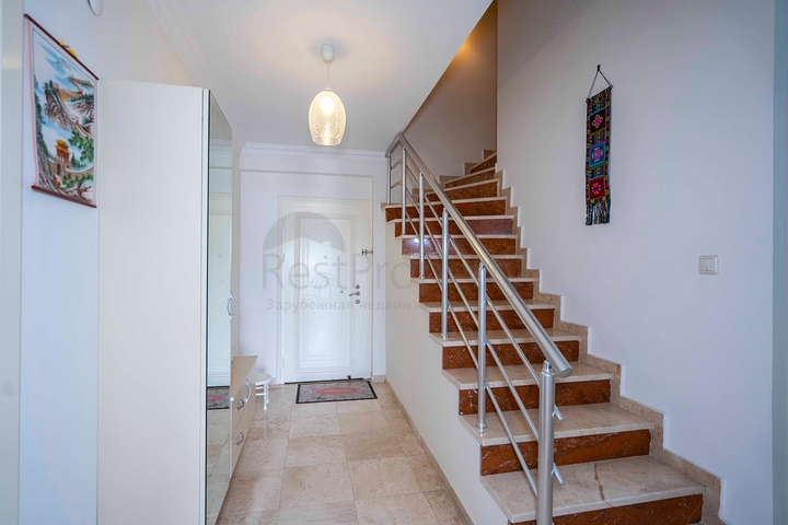 Helles Penthouse mit sechs Schlafzimmern mit Blick auf die Stadt im Stadtteil Oba