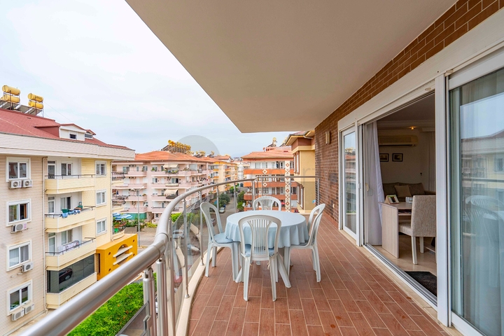 Helles Penthouse mit sechs Schlafzimmern mit Blick auf die Stadt im Stadtteil Oba