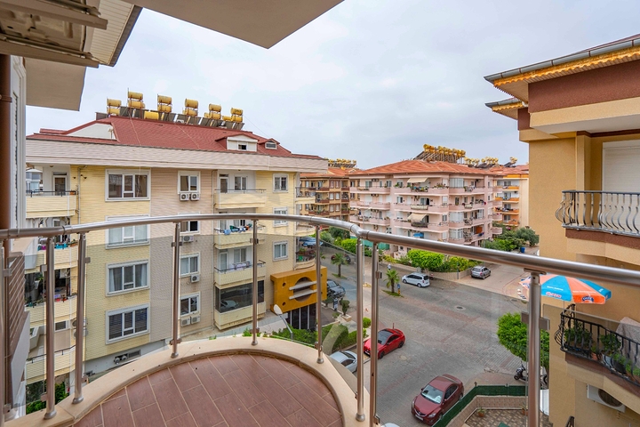 Helles Penthouse mit sechs Schlafzimmern mit Blick auf die Stadt im Stadtteil Oba