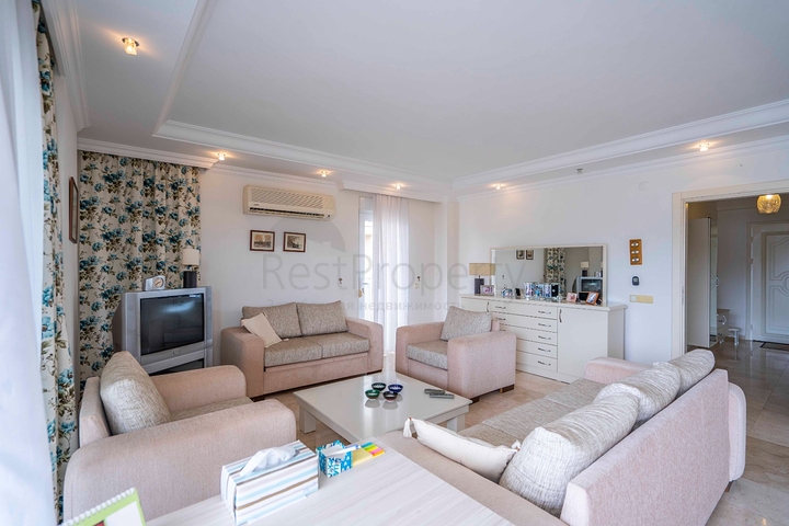 Helles Penthouse mit sechs Schlafzimmern mit Blick auf die Stadt im Stadtteil Oba