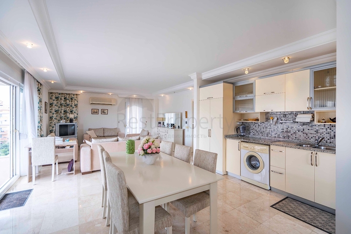 Helles Penthouse mit sechs Schlafzimmern mit Blick auf die Stadt im Stadtteil Oba