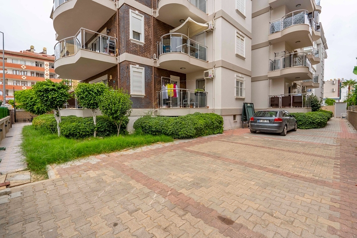 Helles Penthouse mit sechs Schlafzimmern mit Blick auf die Stadt im Stadtteil Oba