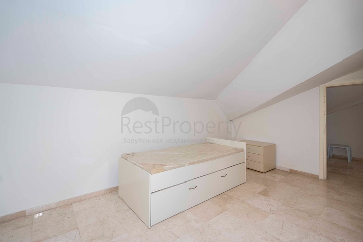 Helles Penthouse mit sechs Schlafzimmern mit Blick auf die Stadt im Stadtteil Oba