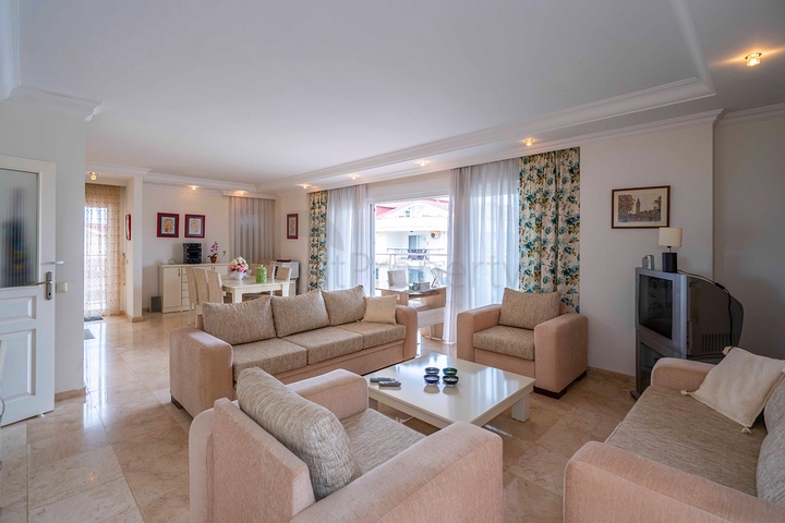 Helles Penthouse mit sechs Schlafzimmern mit Blick auf die Stadt im Stadtteil Oba