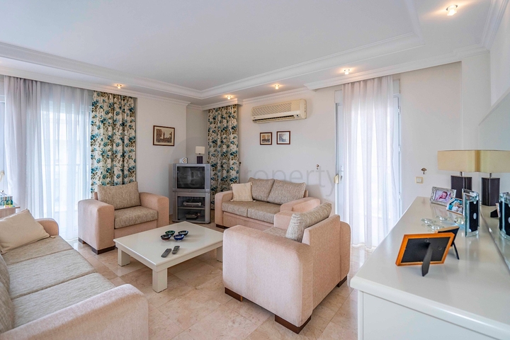 Helles Penthouse mit sechs Schlafzimmern mit Blick auf die Stadt im Stadtteil Oba