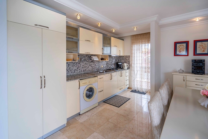 Helles Penthouse mit sechs Schlafzimmern mit Blick auf die Stadt im Stadtteil Oba