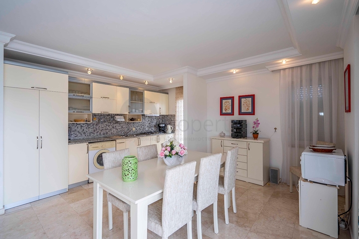 Helles Penthouse mit sechs Schlafzimmern mit Blick auf die Stadt im Stadtteil Oba