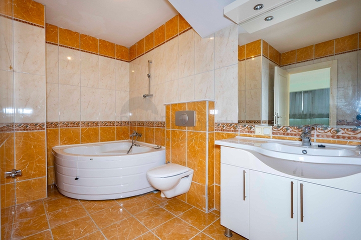 Helles Penthouse mit sechs Schlafzimmern mit Blick auf die Stadt im Stadtteil Oba