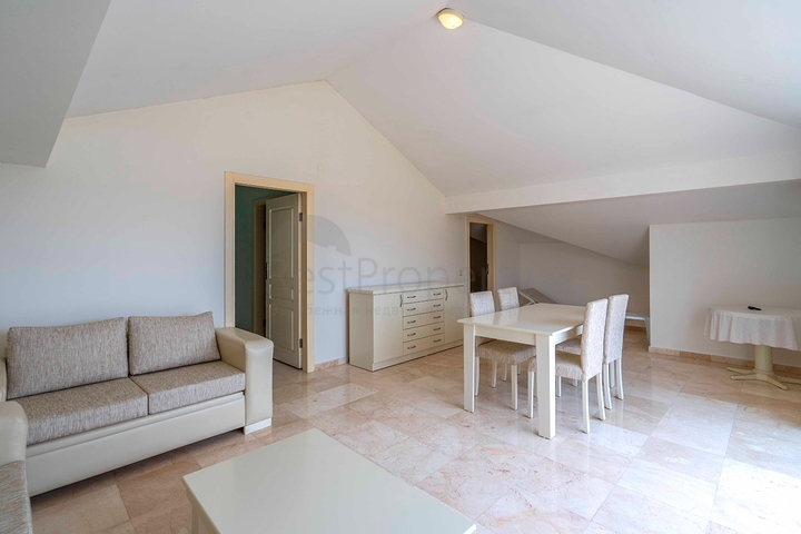 Helles Penthouse mit sechs Schlafzimmern mit Blick auf die Stadt im Stadtteil Oba