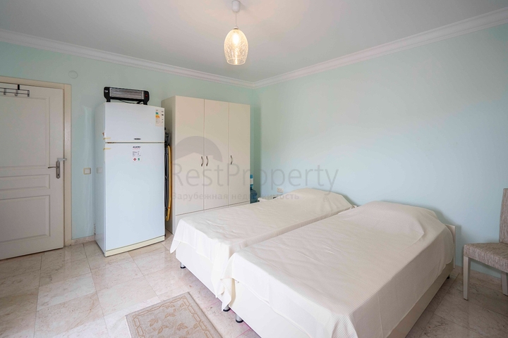 Helles Penthouse mit sechs Schlafzimmern mit Blick auf die Stadt im Stadtteil Oba