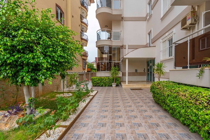 Helles Penthouse mit sechs Schlafzimmern mit Blick auf die Stadt im Stadtteil Oba