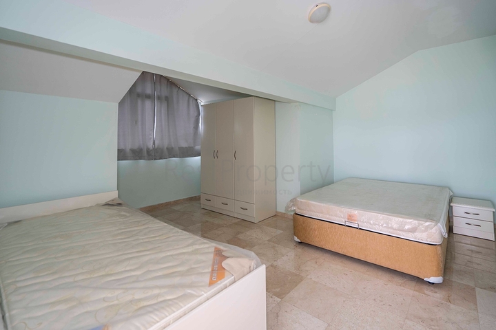 Helles Penthouse mit sechs Schlafzimmern mit Blick auf die Stadt im Stadtteil Oba