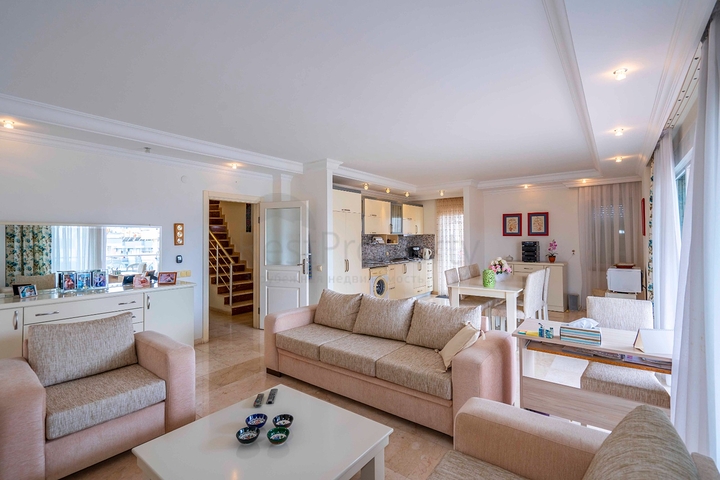 Helles Penthouse mit sechs Schlafzimmern mit Blick auf die Stadt im Stadtteil Oba