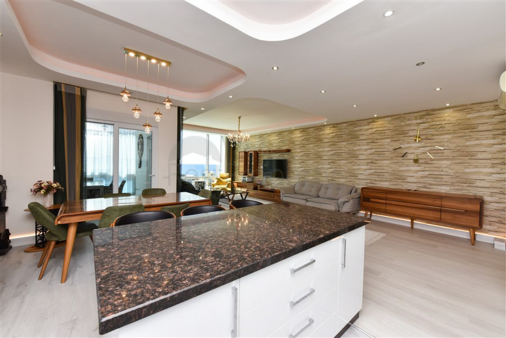 Möbliertes 4+1 Penthouse mit Meerblick in Mahmutlar