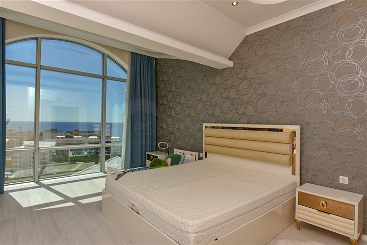 Möbliertes 4+1 Penthouse mit Meerblick in Mahmutlar